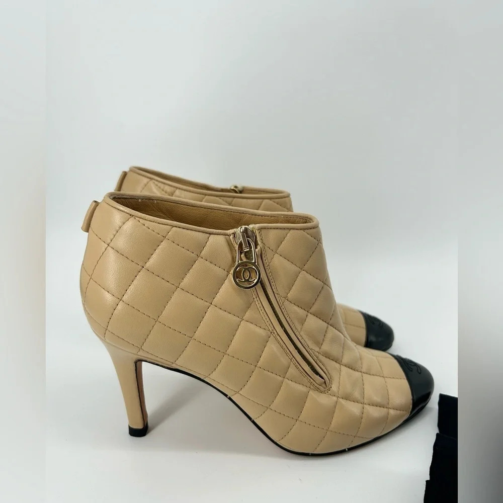 Chanel Beige Quilted Leather w Black Cap Toe Short Bootie Heels Size 38 07A - Picture 6 of 16